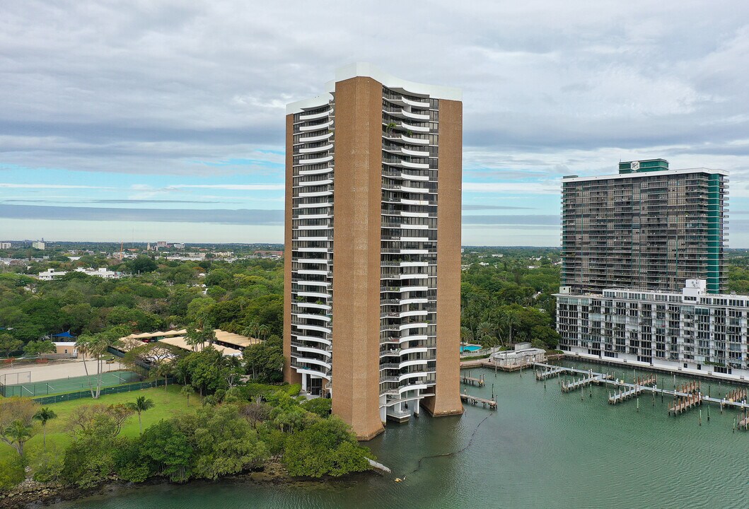 Palm Bay Tower in Miami, FL - Foto de edificio