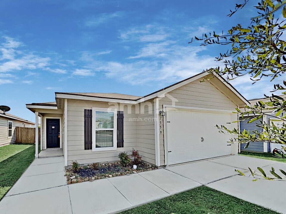 7559 Bowdre in San Antonio, TX - Building Photo