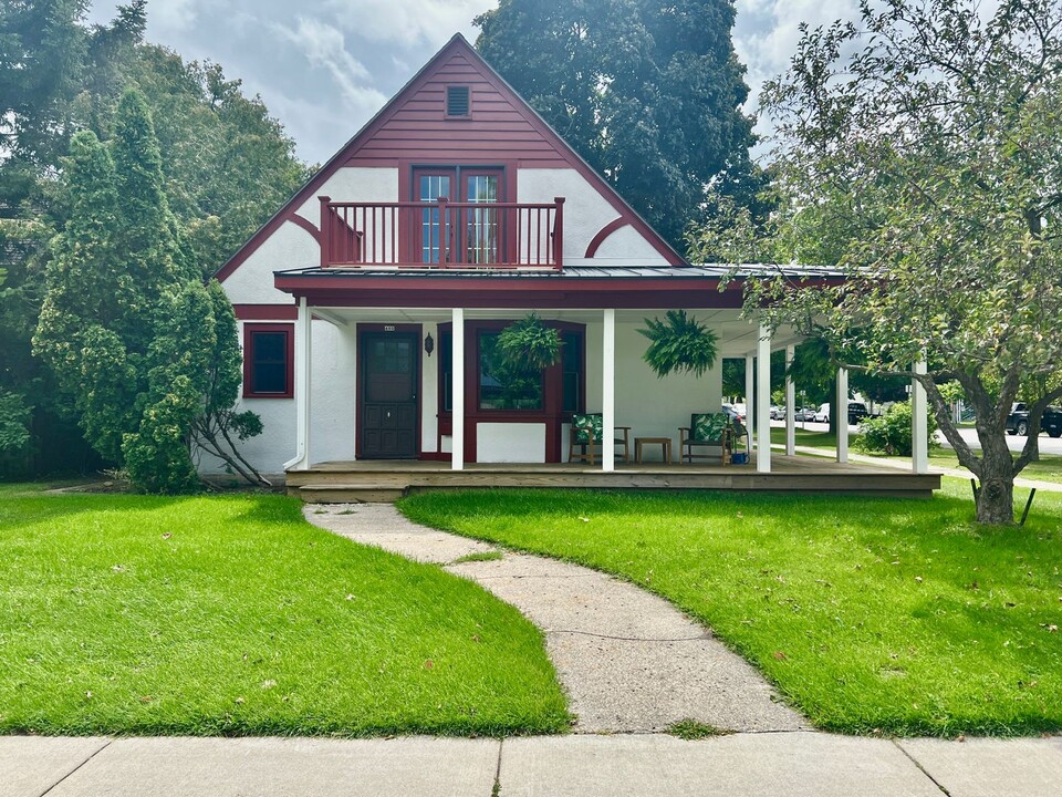 402 E State St in Traverse City, MI - Building Photo