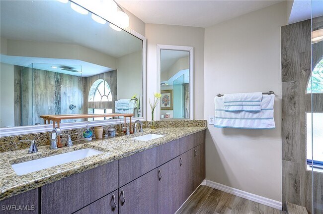 559 Beachwalk Cir in Naples, FL - Building Photo - Building Photo