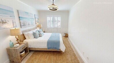 7405 Charmant Dr in San Diego, CA - Foto de edificio - Building Photo