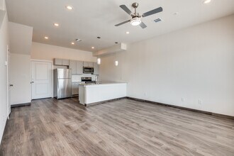 Oak Creek at University Place in Arlington, TX - Foto de edificio - Building Photo