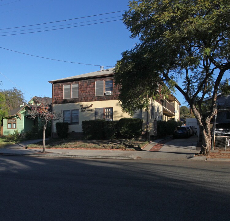 4549-4553 Kingswell Ave in Los Angeles, CA - Building Photo