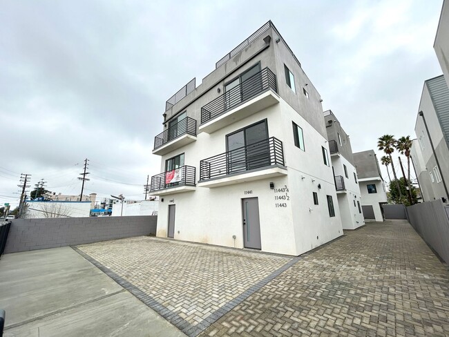 11443 Hatteras St in Los Angeles, CA - Foto de edificio - Building Photo
