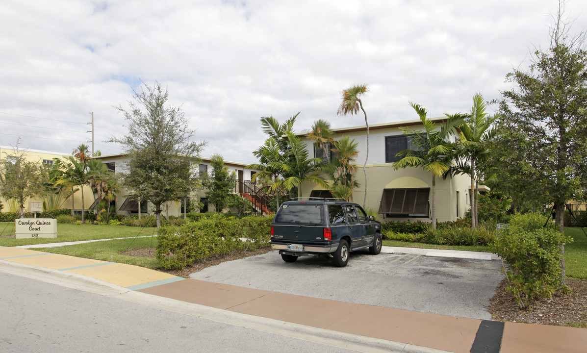 Carolyn Quince Court in Delray Beach, FL - Foto de edificio