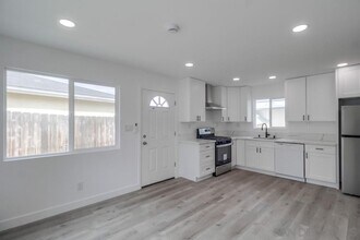 6325 Newsome Dr in San Diego, CA - Building Photo - Building Photo