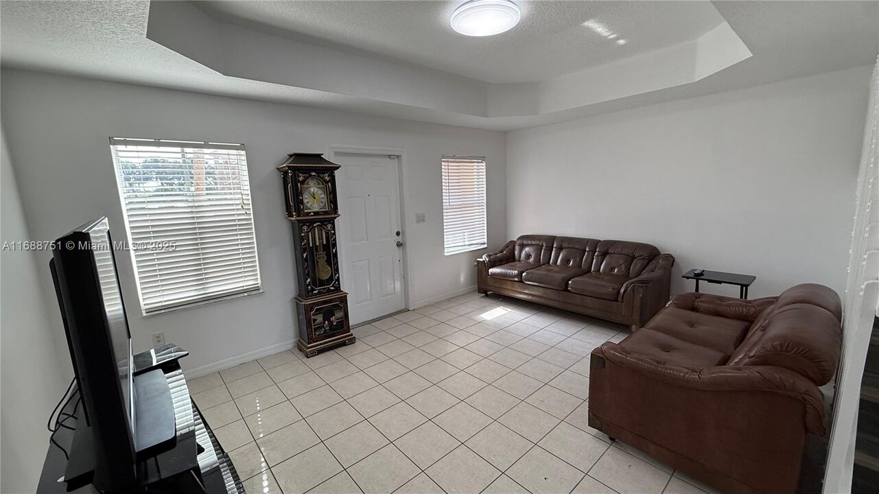 10589 SW 6th St in Pembroke Pines, FL - Building Photo