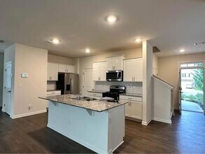 5374 Aster Pl in Oakwood, GA - Foto de edificio - Building Photo