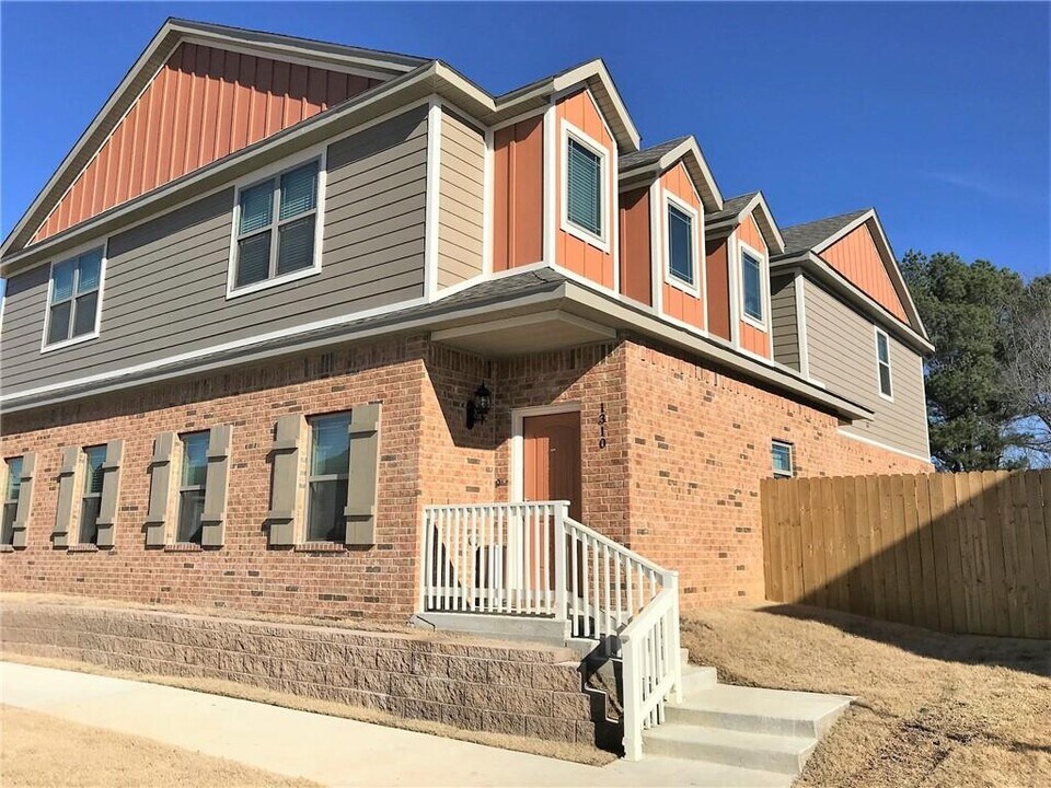 1322 N Corsica Dr in Fayetteville, AR - Building Photo