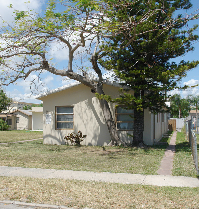 1751 Wiley St in Hollywood, FL - Foto de edificio - Building Photo