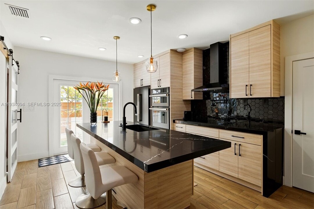 1363 Biarritz Dr in Miami Beach, FL - Building Photo