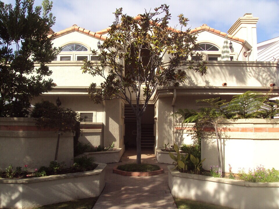 444 E Avenue #C C in Coronado, CA - Building Photo