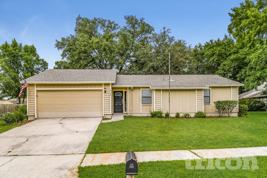 8708 Bishopswood Dr in Jacksonville, FL - Foto de edificio