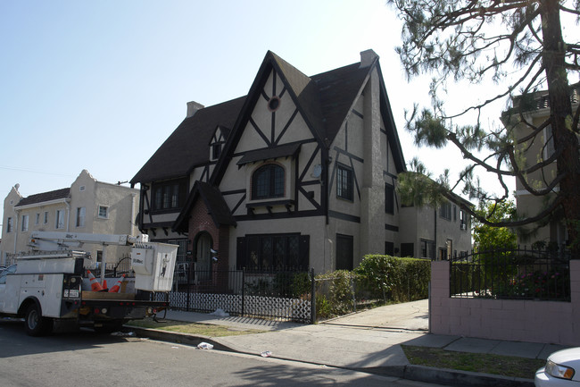 723 Manhattan Pl in Los Angeles, CA - Building Photo - Building Photo