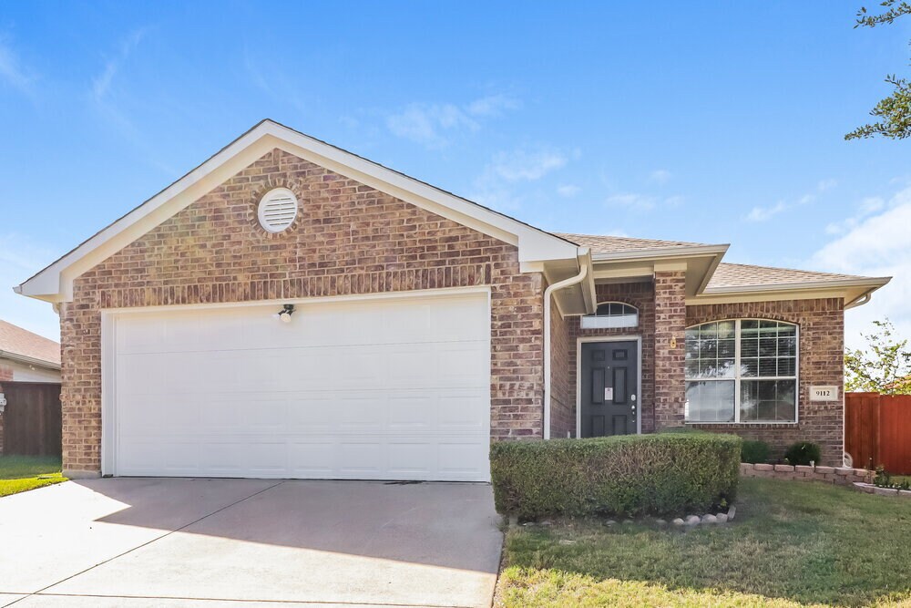 9112 Christopher Cir in Fort Worth, TX - Foto de edificio