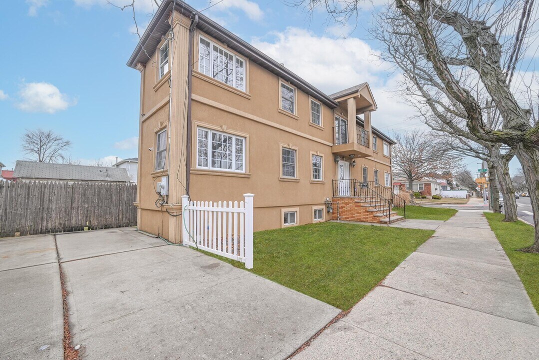 145-6-145225 225th St in Queens, NY - Building Photo