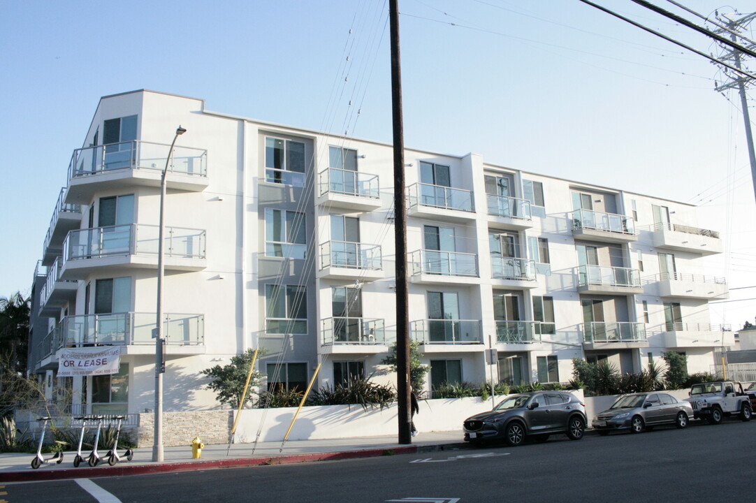 1301 S Westgate Ave, Unit 401 in Los Angeles, CA - Building Photo