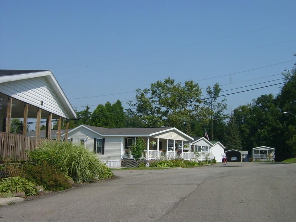 Waterfall Estates in Mansfield, OH - Building Photo