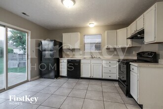 5910 Prairie Creek Dr in Indianapolis, IN - Foto de edificio - Building Photo