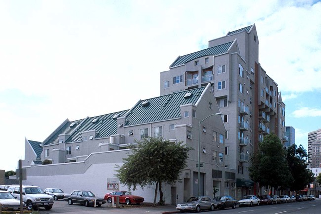 Frank G Mar Apartments in Oakland, CA - Foto de edificio - Building Photo