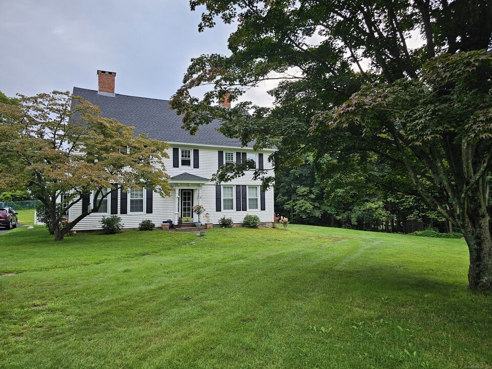 8 Alto Rd in Burlington, CT - Building Photo