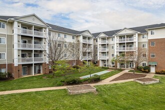 River Run Senior Apartments in Woodbridge, VA - Foto de edificio - Building Photo