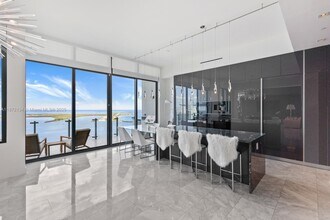 1451 Brickell Ave, Unit LPH 4901 in Miami, FL - Building Photo - Building Photo