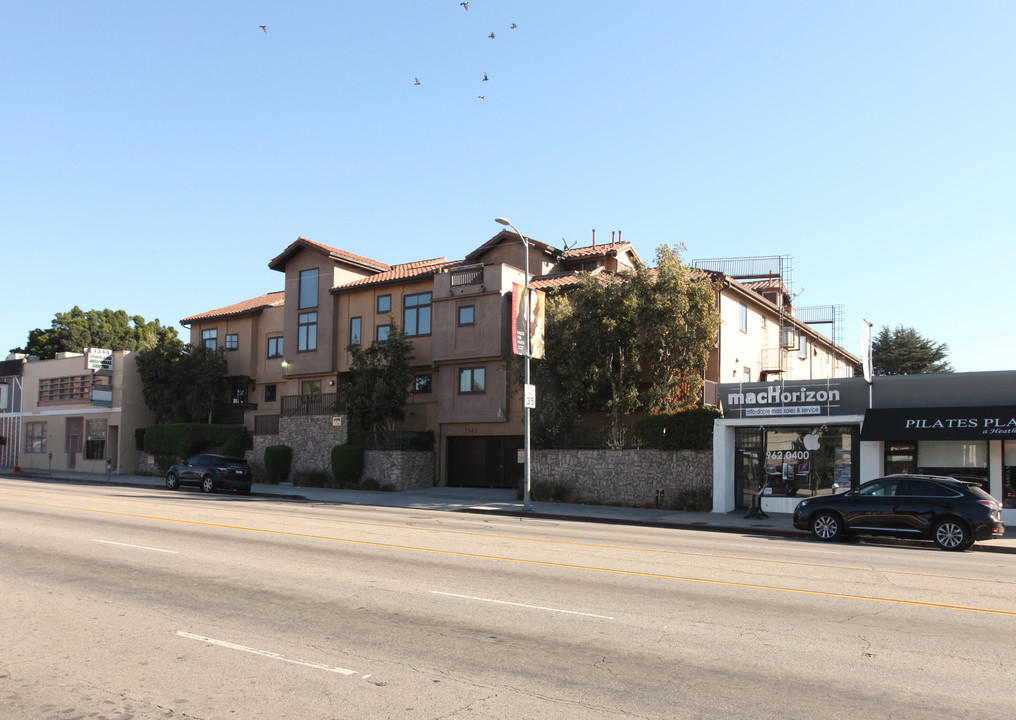 1342 Highland Ave in Los Angeles, CA - Building Photo