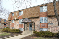 Hinkston Pond Apartments in Waukegan, IL - Building Photo - Building Photo