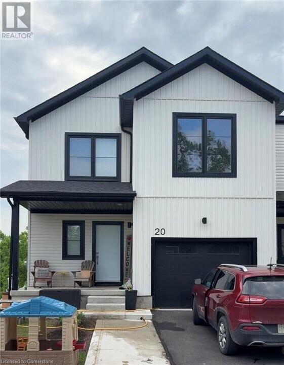 20 Trailside Dr in Haldimand, ON - Building Photo
