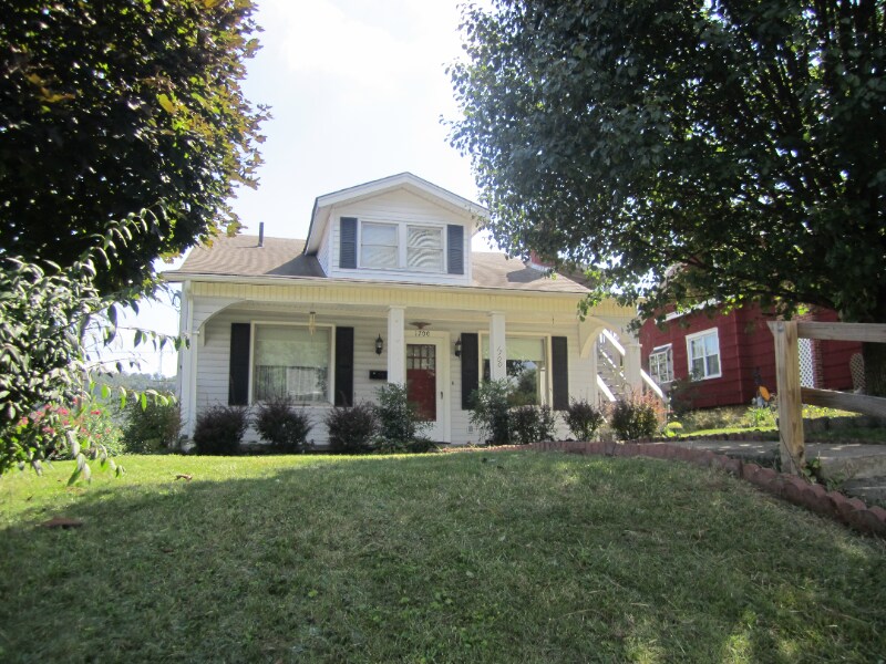 101 Royston Aly, Unit One in Bristol, VA - Building Photo