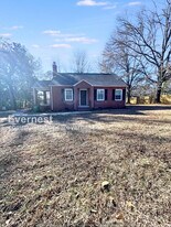 8825 McClure Cir in Charlotte, NC - Building Photo