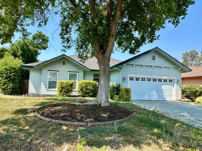 property at 1095 Glenwood Ln