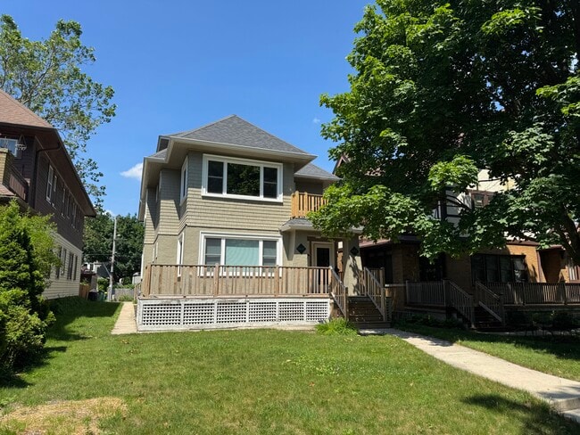 4481 N Frederick Ave, Unit Lower in Shorewood, WI - Building Photo - Building Photo