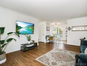 589 N Johnson Ave in El Cajon, CA - Foto de edificio - Building Photo