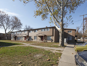 Village Grove Apartments in Ypsilanti, MI - Building Photo - Building Photo