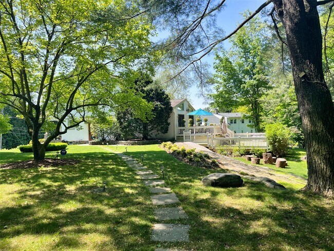 80 Grove St in Harrison, NY - Building Photo - Building Photo
