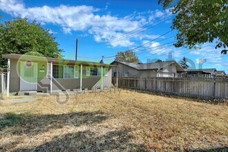 1127 Rood Ave in Sacramento, CA - Building Photo - Building Photo