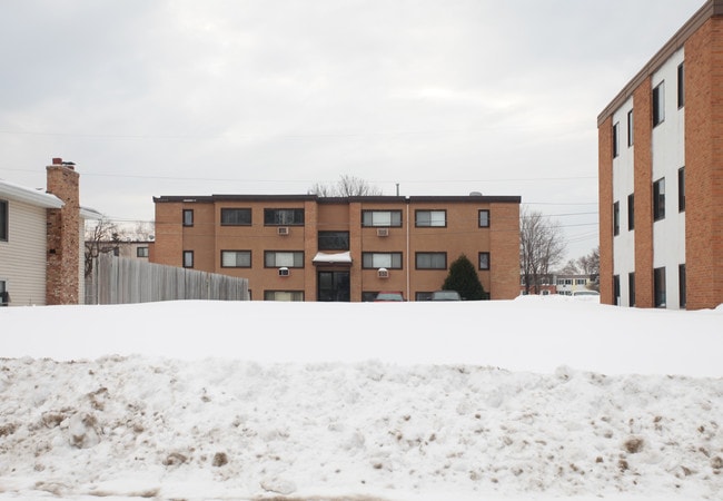 151 NE Island Park Dr in Fridley, MN - Building Photo - Building Photo
