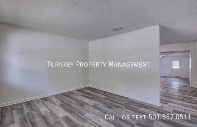 319 Malibu Dr in Little Rock, AR - Foto de edificio - Building Photo