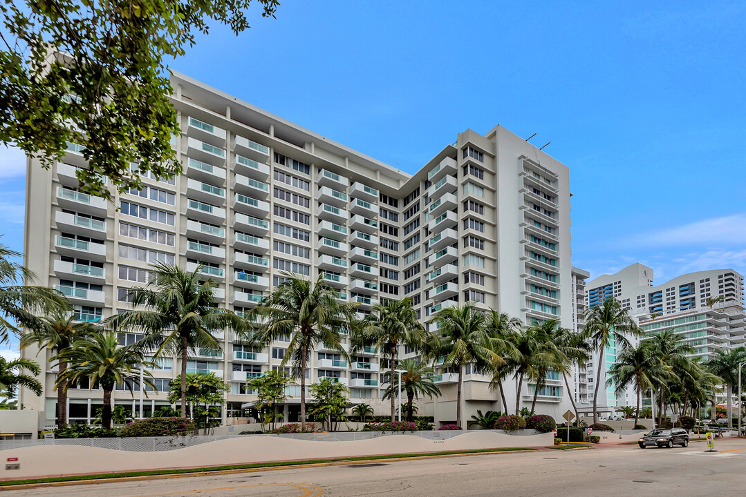 1200 West Ave, Unit 703 in Miami Beach, FL - Foto de edificio