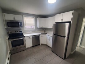 433 B Sea St, Unit 5 in Quincy, MA - Building Photo