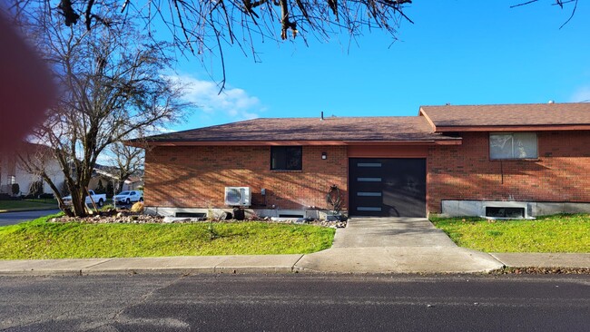 2204 W Cleveland Ave in Spokane, WA - Foto de edificio - Building Photo