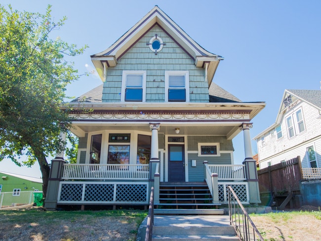 property at 2027 N Williams Ave