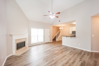 54 Cottage Ln in Newnan, GA - Foto de edificio - Building Photo