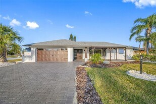 1029 Bal Harbour Dr in Apollo Beach, FL - Building Photo