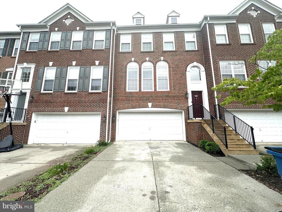 22714 Dexter House Terrace in Ashburn, VA - Foto de edificio