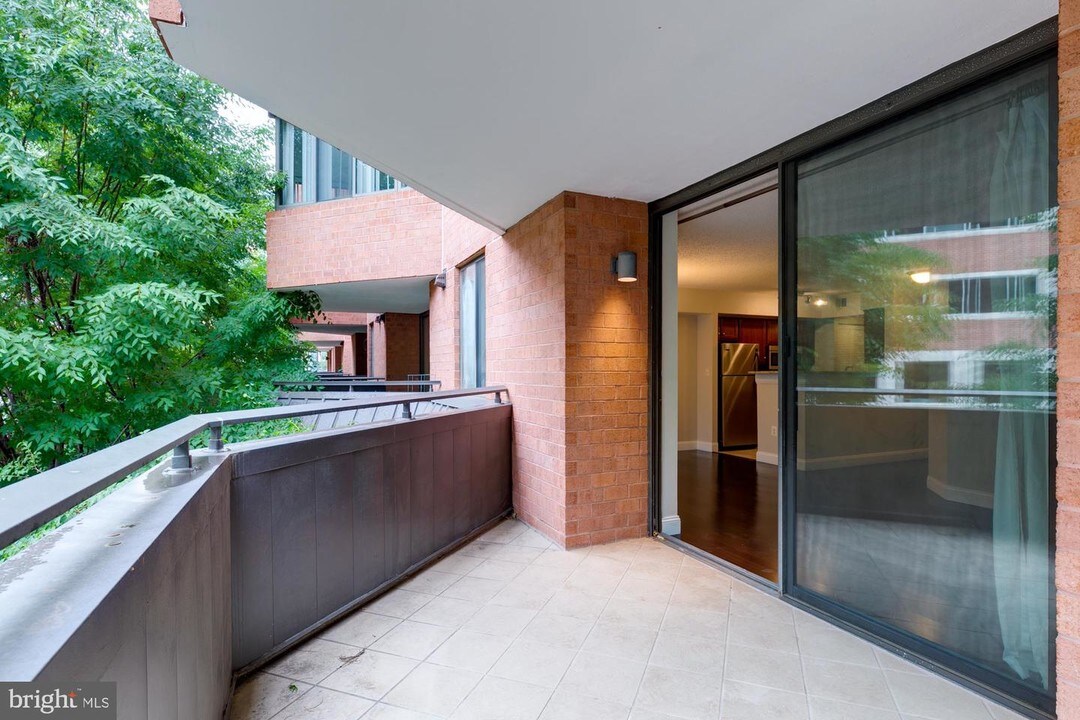 1001 N Vermont St-Unit -210 in Arlington, VA - Building Photo