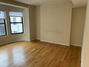 636 Beacon St, Unit 301 in Boston, MA - Building Photo - Building Photo