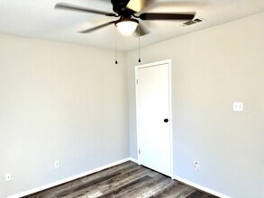 301 W Nichols St in Bellville, TX - Building Photo - Building Photo